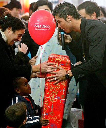 cristiano_ronaldo_fans.jpg